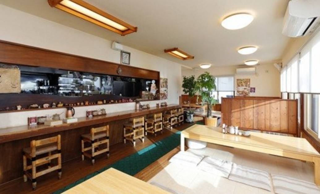 復活後の旧店舗の店内。木のカウンターと小上がり