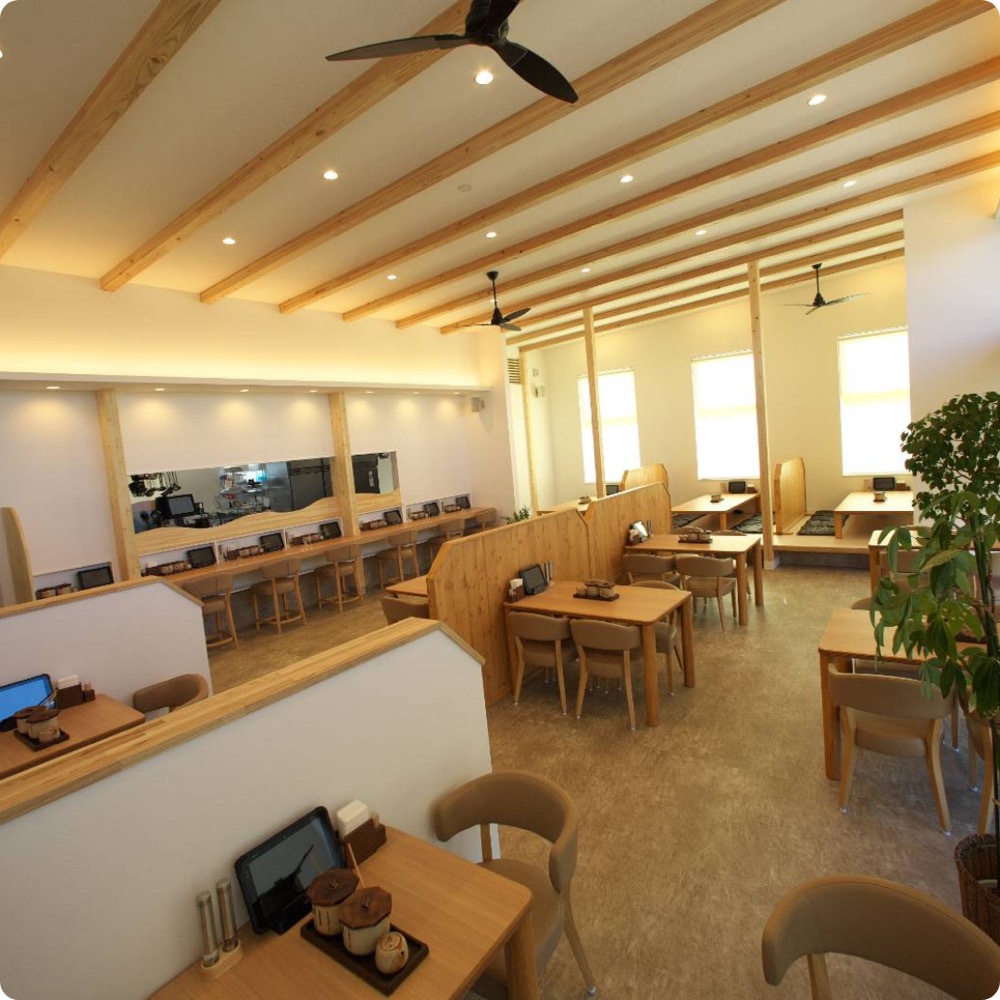 カウンター席とテーブル席のある店内